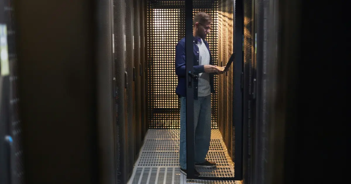Colocation - Verilerinizi Türkiye'de Barındırın - Rack Kabin Barındırma (Co-location) Nedir? Ne Zaman Tercih Edilmeli?